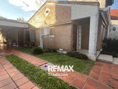VENTA HERMOSA CASA MACROCENTRO -CON PATIO Y GARAGE