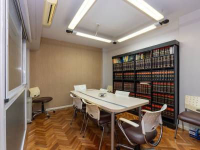 OFICINA EN VENTA EN TRIBUNALES MUY BUENA